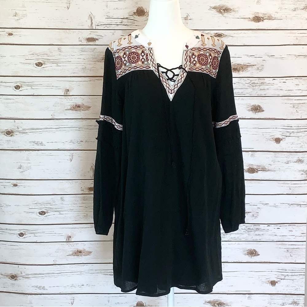 ESLEY BLACK LINED DRESS WITH AZTEC PRINT
